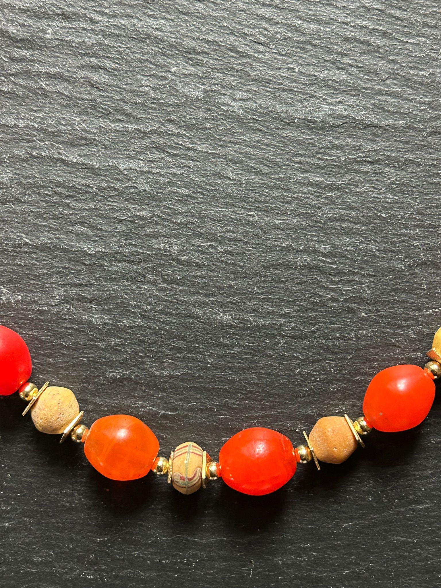 Handgefertigte Halskette mit orangen Olivenperlen und alten, venezianischen Tradebeads