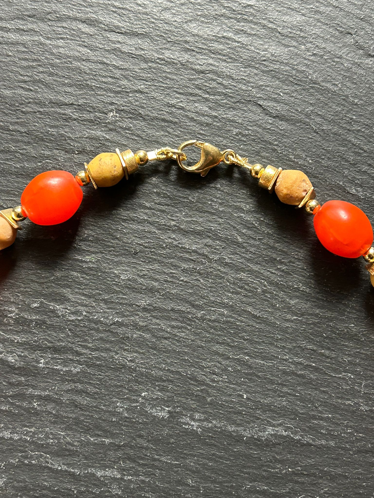 Handgefertigte Halskette mit orangen Olivenperlen und alten, venezianischen Tradebeads